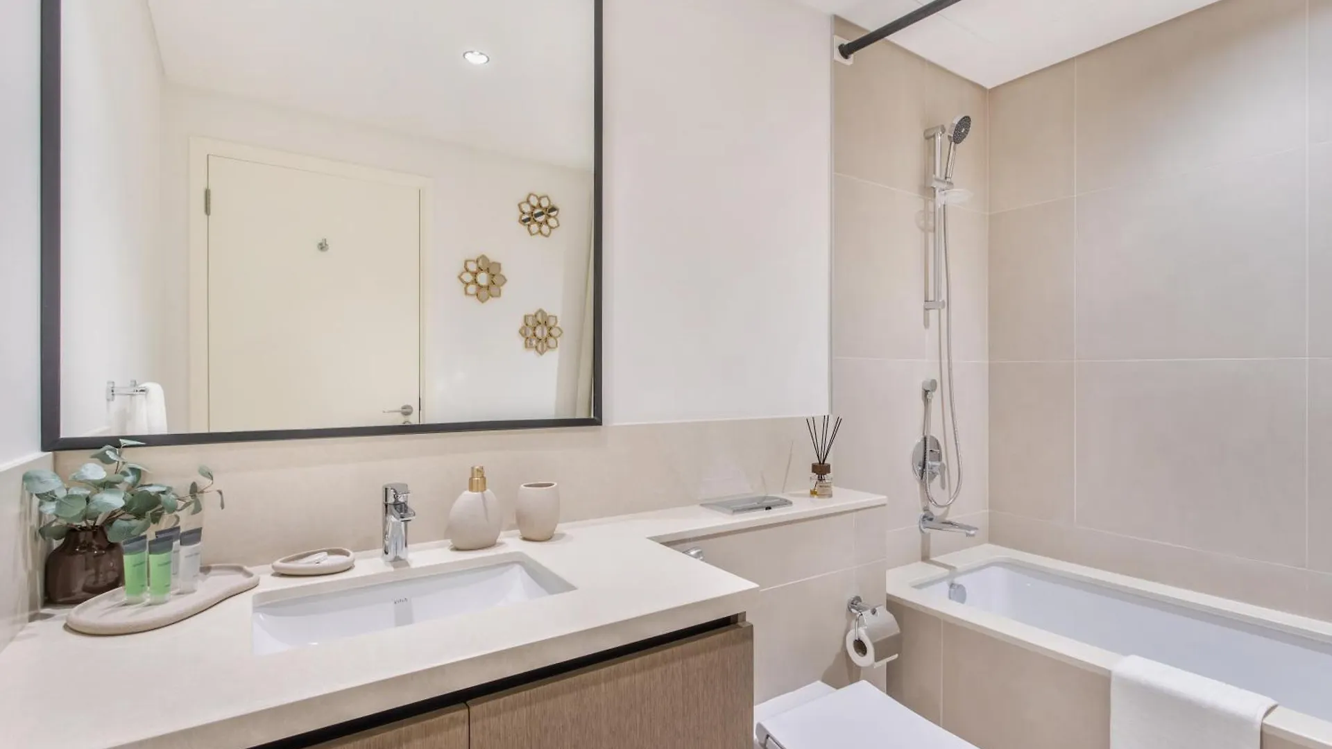 Downtown Luxury 2 Bed Apartment Ντουμπάι